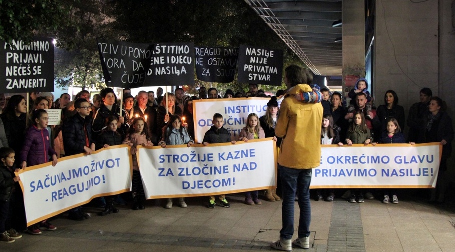 ПРОТЕСТ У ПОДГОРИЦИ: Минут ћутања за малог Павла који је умро од батина